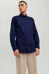 Marineblauw overhemd met lange mouwen van PREMIUM by JACK & JONES, gedragen met een wijde beige broek.