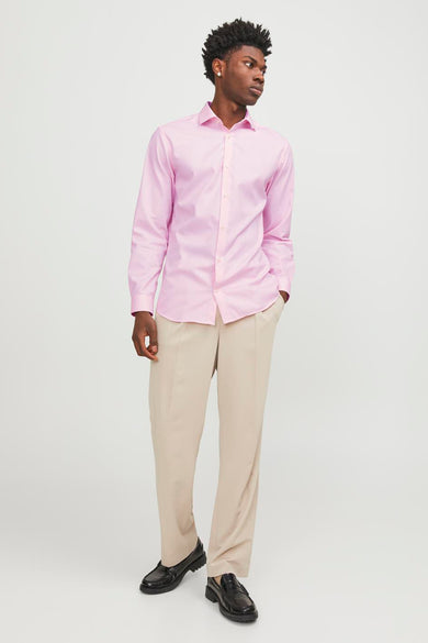 Rood lange mouw-shirt van PREMIUM by JACK & JONES, gedragen met een beige broek en zwarte mocassins.