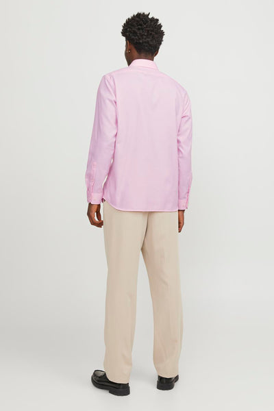 Rood lange mouw chemise van PREMIUM by JACK & JONES, rugweergave, gedragen met een beige broek.