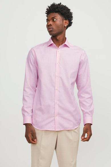 Roze lange mouw chemise van PREMIUM by JACK & JONES, gedragen met een beige broek.