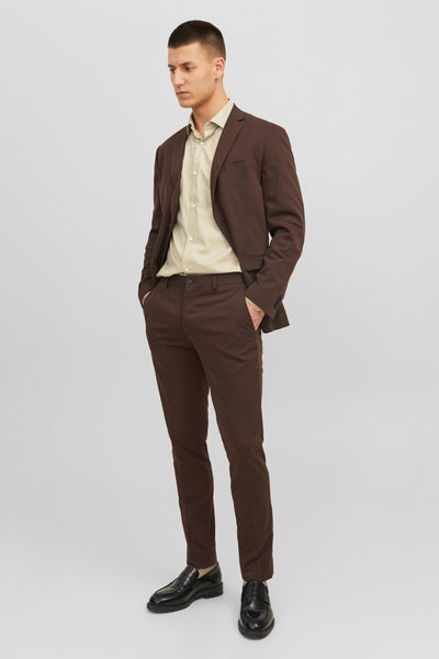 Chemise à manches longues beige de PREMIUM BY JACK & JONES, portée ouverte avec un veston et un pantalon brun assorti.