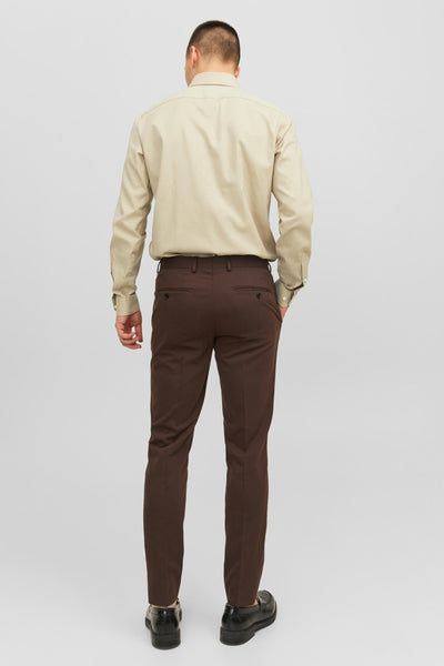 Chemise beige à manches longues par PREMIUM BY JACK & JONES, portée avec un pantalon marron et des chaussures noires.