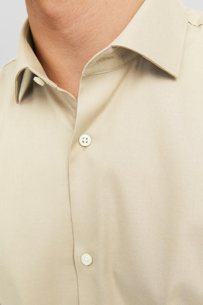 Beige overhemd met lange mouwen van PREMIUM BY JACK & JONES, witte knoopdetails op gladde stof.