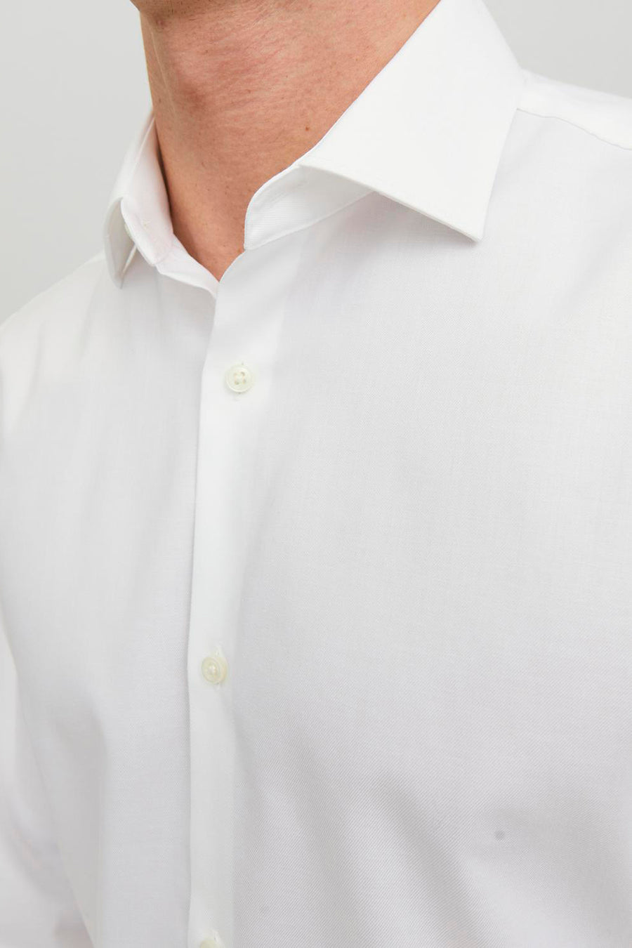Wit overhemd met lange mouwen van PREMIUM by JACK & JONES, met een subtiele textuur en ton-sur-ton knopen.