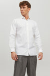 Wit overhemd met lange mouwen van PREMIUM by JACK & JONES, gedragen met een grijze gestreepte broek.