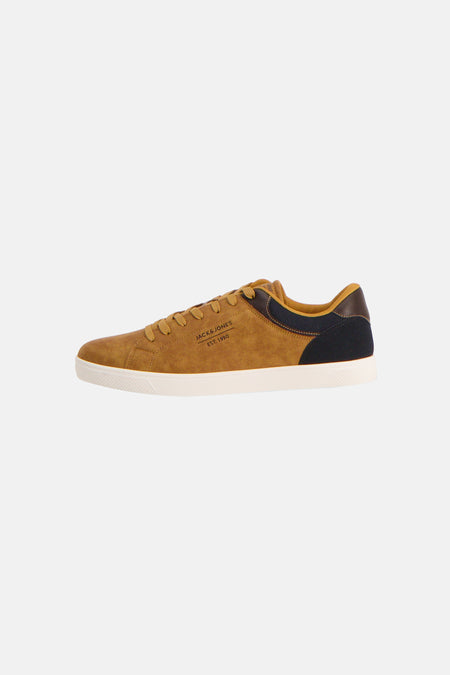 Baskets marron ACCESSORIES BY JACK & JONES avec empiècements bleu marine au talon et lacets assortis, vue de côté.