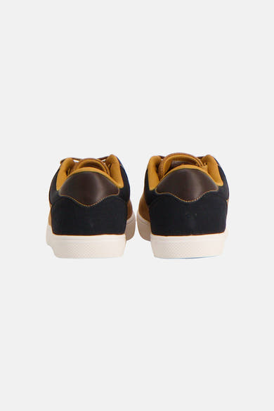 Baskets marron de ACCESSORIES BY JACK & JONES, détail en daim noir et semelles blanches.