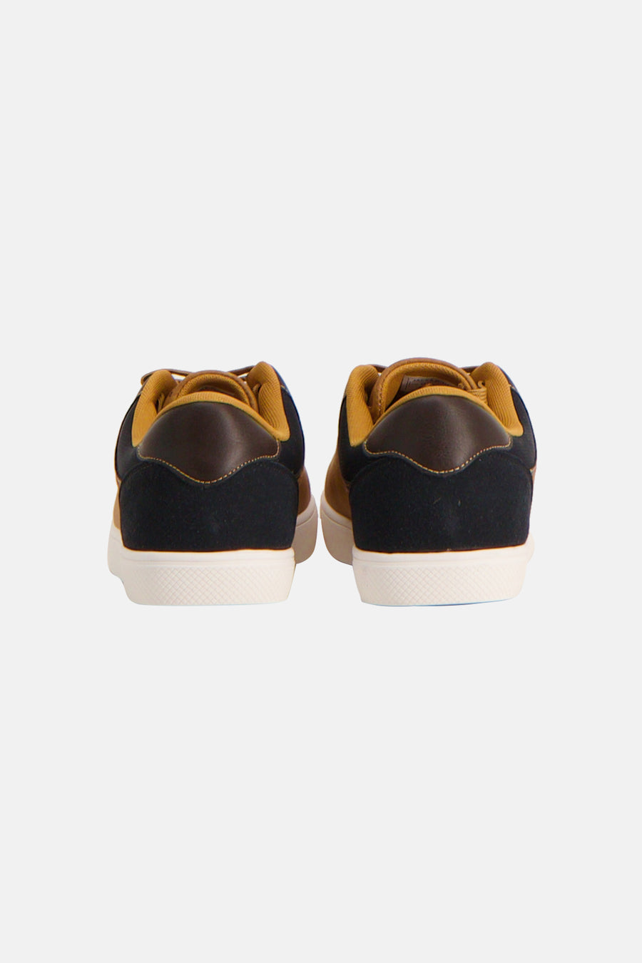 Baskets marron de ACCESSORIES BY JACK & JONES, détail en daim noir et semelles blanches.