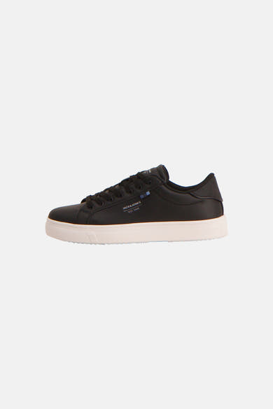 Baskets noires en similicuir de JACK & JONES avec une semelle blanche et des lacets noirs, vue de côté.