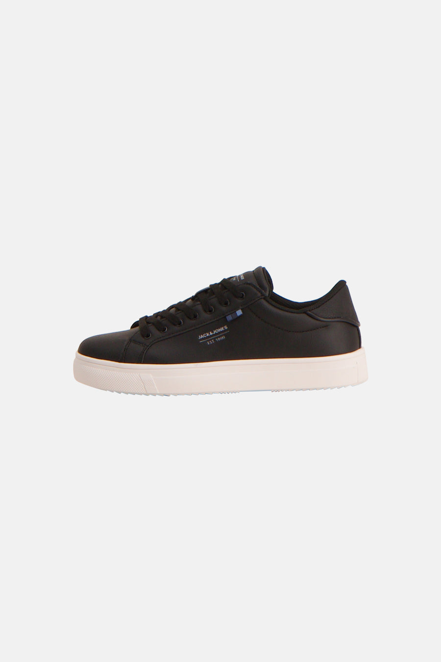 Baskets noires en similicuir de JACK & JONES avec une semelle blanche et des lacets noirs, vue de côté.