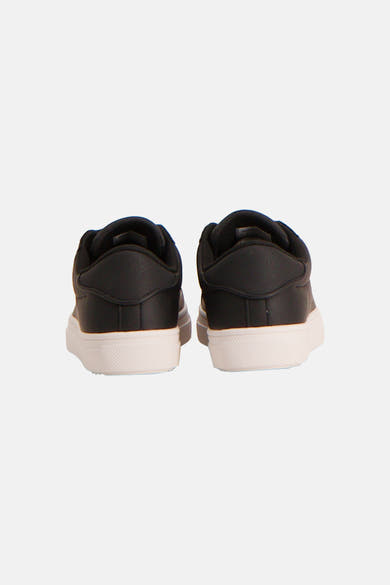 Baskets basses noires de ACCESSORIES BY JACK & JONES avec semelles blanches texturées, vues de l'arrière.