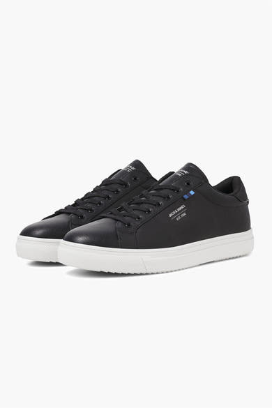 Baskets noires en similicuir par Accessories by Jack & Jones, à semelle blanche texturée et lacets noirs.