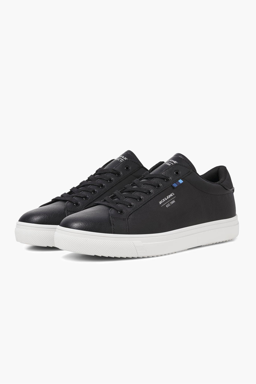 Baskets noires en similicuir par Accessories by Jack & Jones, à semelle blanche texturée et lacets noirs.
