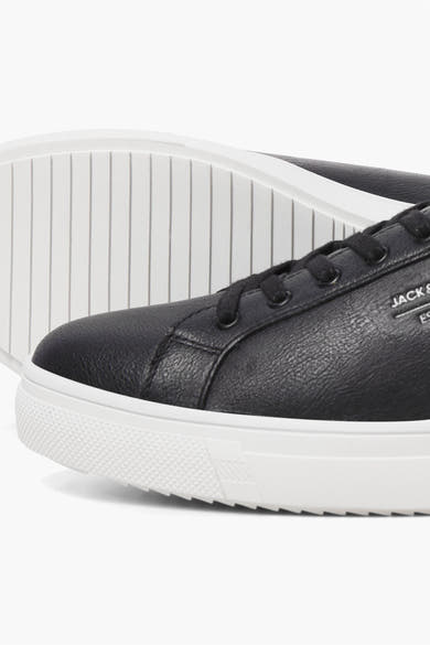 Baskets noires en cuir synthétique par ACCESSORIES BY JACK & JONES avec semelle blanche texturée, vue rapprochée.