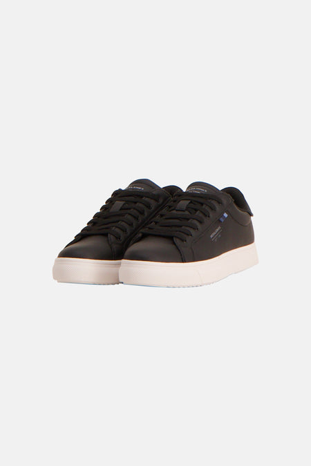 Zwart paar sneakers van ACCESSORIES BY JACK & JONES met dikke witte zool en blauwe streepdetails.