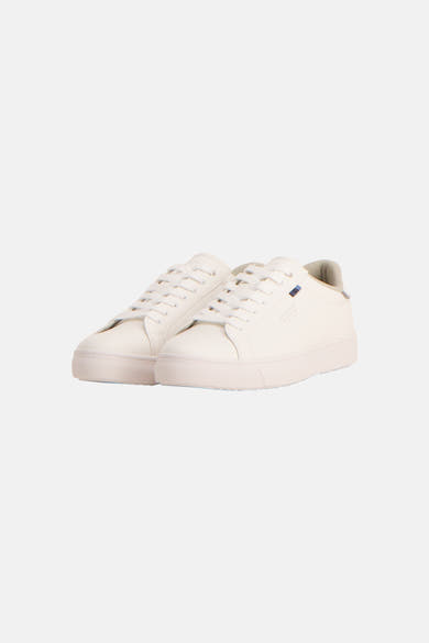 Baskets basses blanches de JACK & JONES avec lacets blancs, semelle épaisse et une étiquette latérale bleu-noir.
