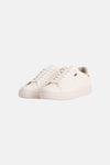 Baskets basses blanches de JACK & JONES avec lacets blancs, semelle épaisse et une étiquette latérale bleu-noir.