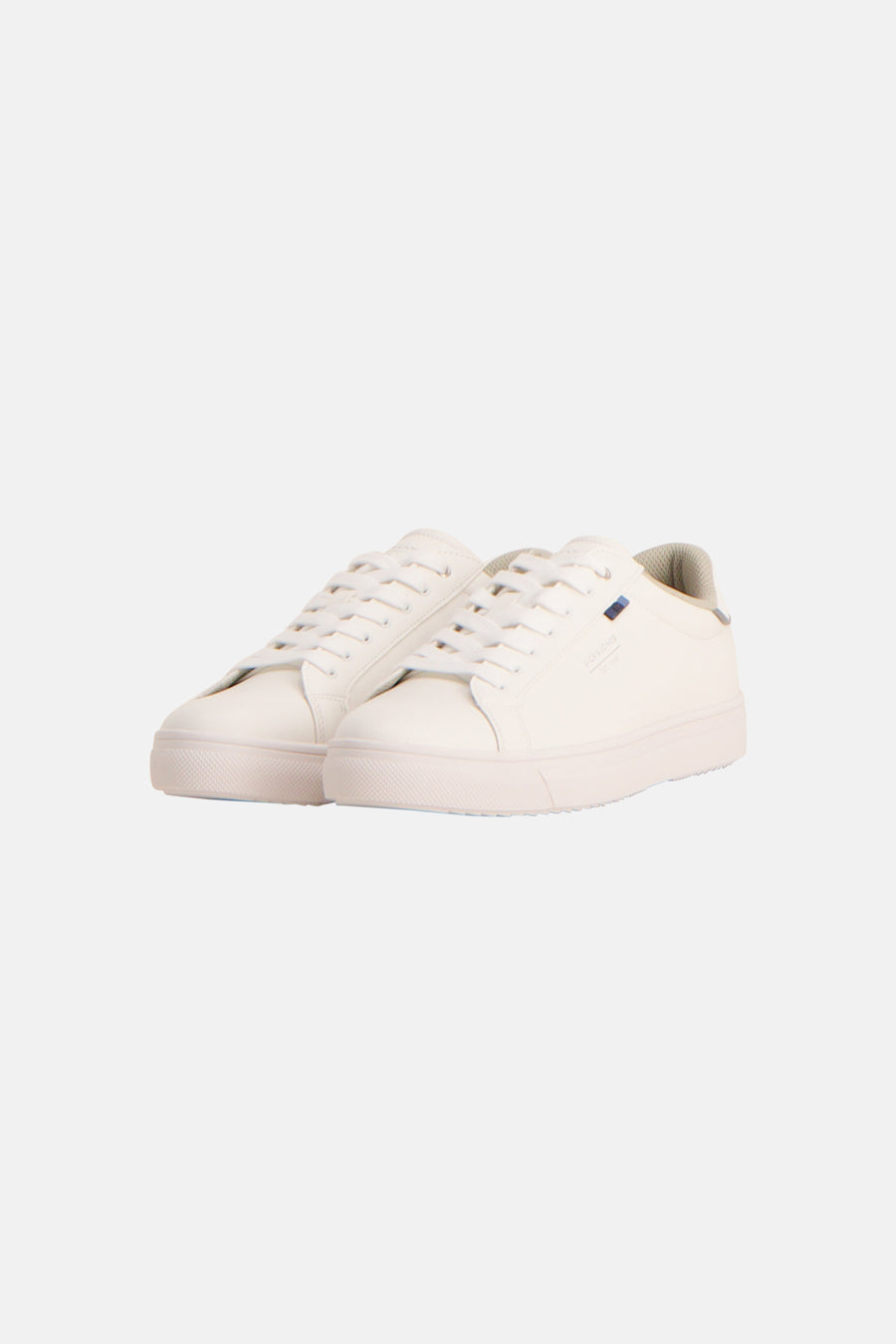 Baskets basses blanches de JACK & JONES avec lacets blancs, semelle épaisse et une étiquette latérale bleu-noir.