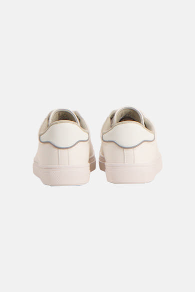 Baskets blanches de ACCESSORIES BY JACK & JONES, vue de dos, avec contrefort et passepoil gris clair.