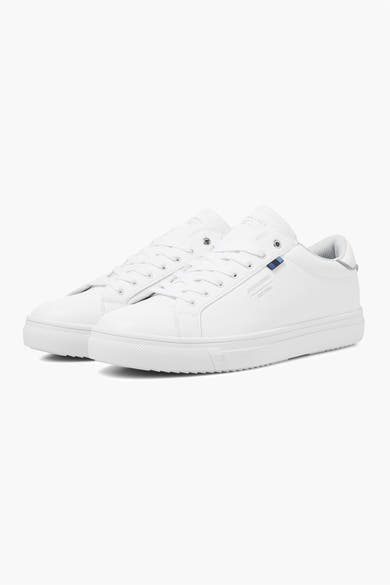 Baskets blanches de ACCESSORIES BY JACK & JONES, avec lacets et détails de marque discrets.