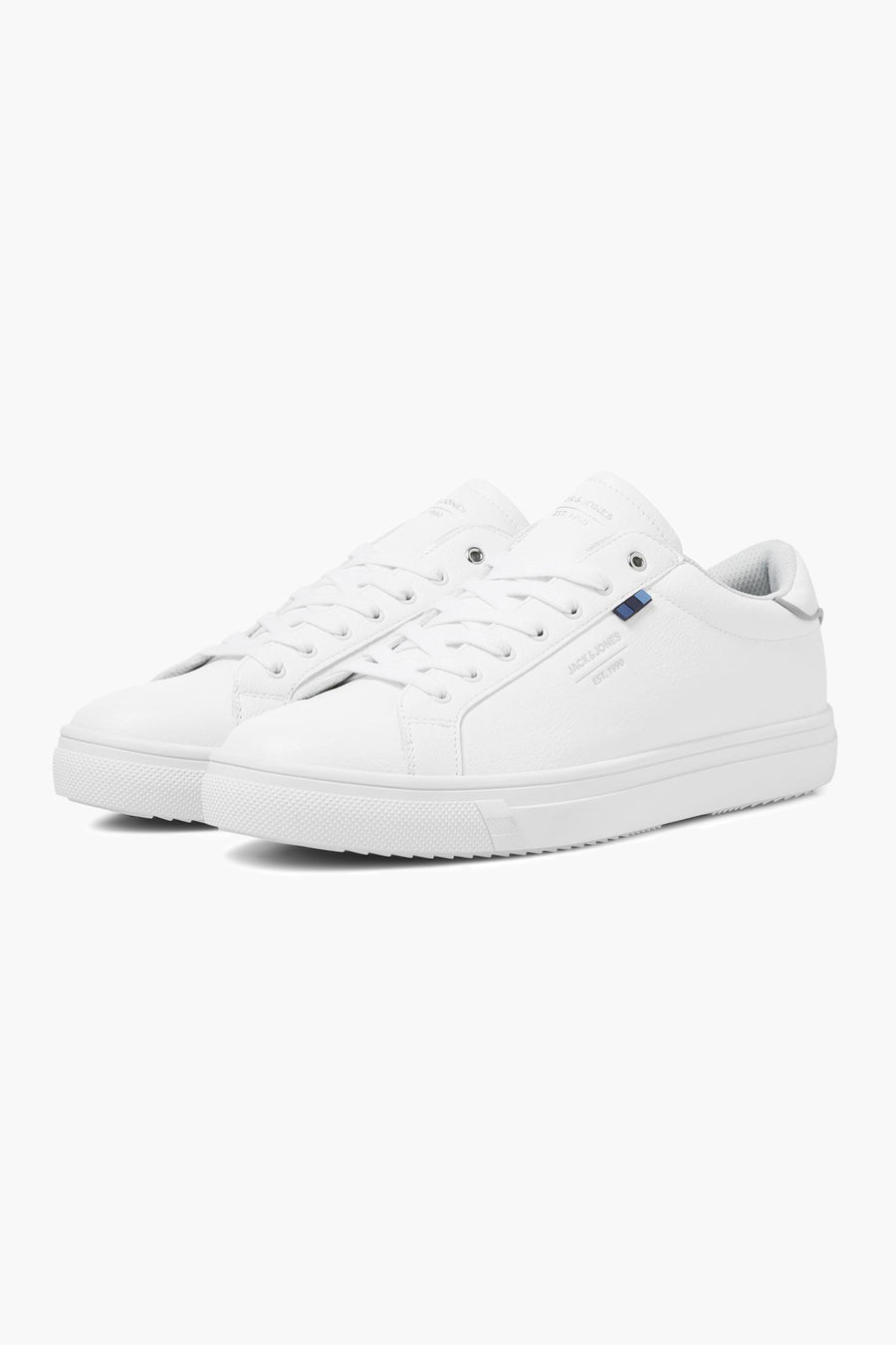 Baskets blanches de ACCESSORIES BY JACK & JONES, avec lacets et détails de marque discrets.