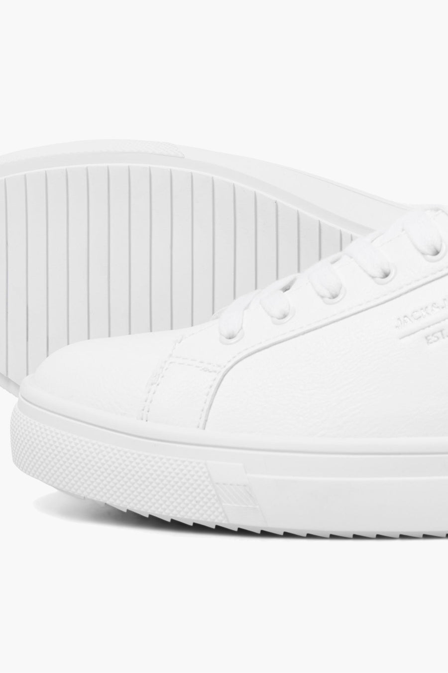 Baskets blanches par ACCESSORIES BY JACK & JONES, semelle texturée et détails ton sur ton discrets.
