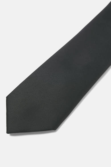 Cravate noire par Accessories by Jack & Jones, en tissu texturé, sur fond clair.
