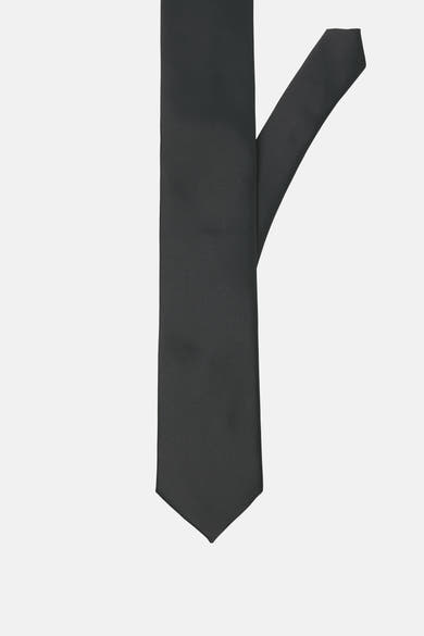 Cravate noire par ACCESSORIES BY JACK & JONES, sur fond uni clair.