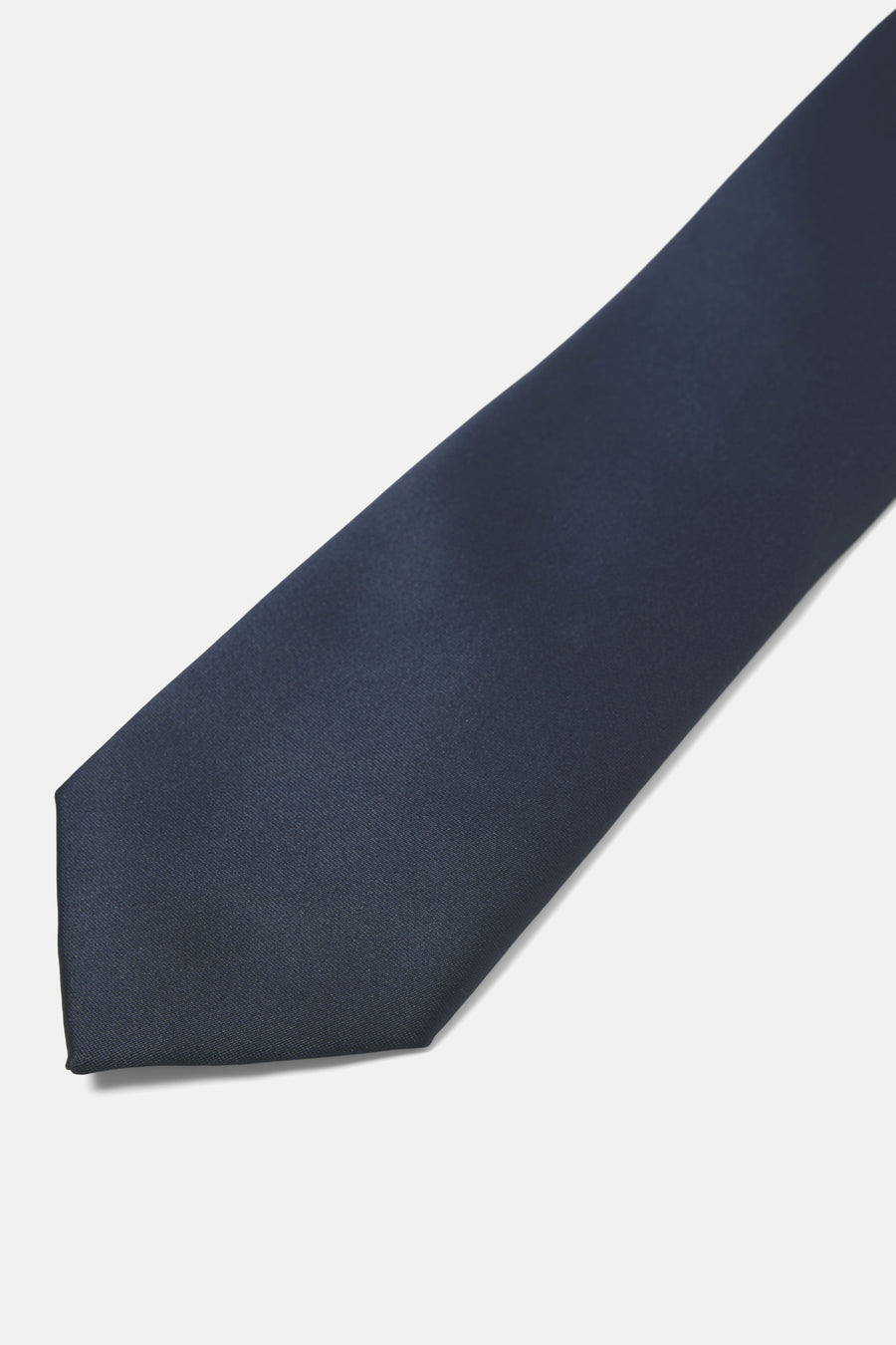 Cravate bleue by ACCESSORIES BY JACK & JONES, en tissu lisse, présentée en diagonale sur fond clair.
