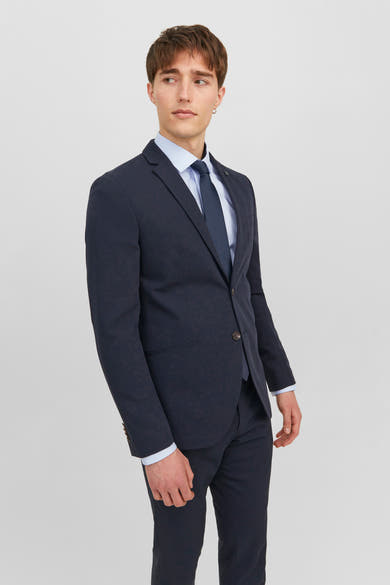 Cravate bleue d'ACCESSORIES BY JACK & JONES, portée avec une chemise bleu clair et un costume bleu marine.
