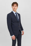 Cravate bleue d'ACCESSORIES BY JACK & JONES, portée avec une chemise bleu clair et un costume bleu marine.