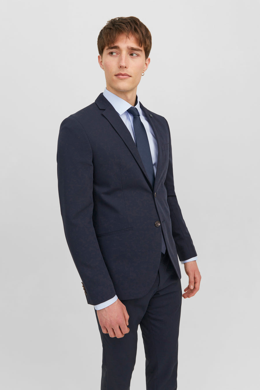 Cravate bleue d'ACCESSORIES BY JACK & JONES, portée avec une chemise bleu clair et un costume bleu marine.