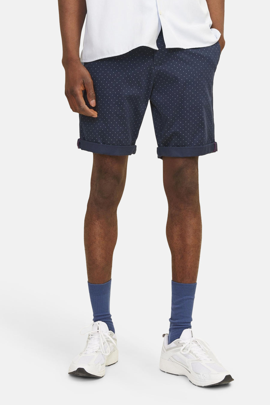 Short bleu à motifs par JACK & JONES JEANS INTELLIGENCE, avec ourlets revers et chaussettes bleues.