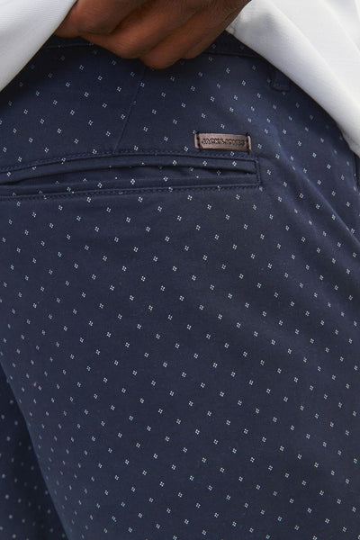 Short bleu marine à motif minimaliste de JACK & JONES, avec poche arrière passepoilée et étiquette logo en cuir.