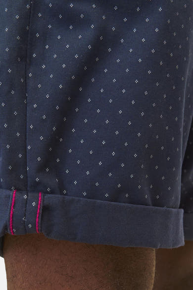 Short bleu marine à motifs losanges par JACK & JONES JEANS INTELLIGENCE, avec ourlet retroussé à détail rose vif.