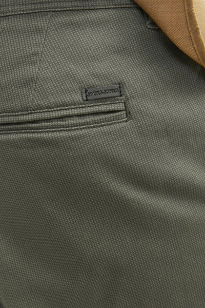 Short olive JACK & JONES JEANS INTELLIGENCE avec une étiquette de marque sur la poche arrière.