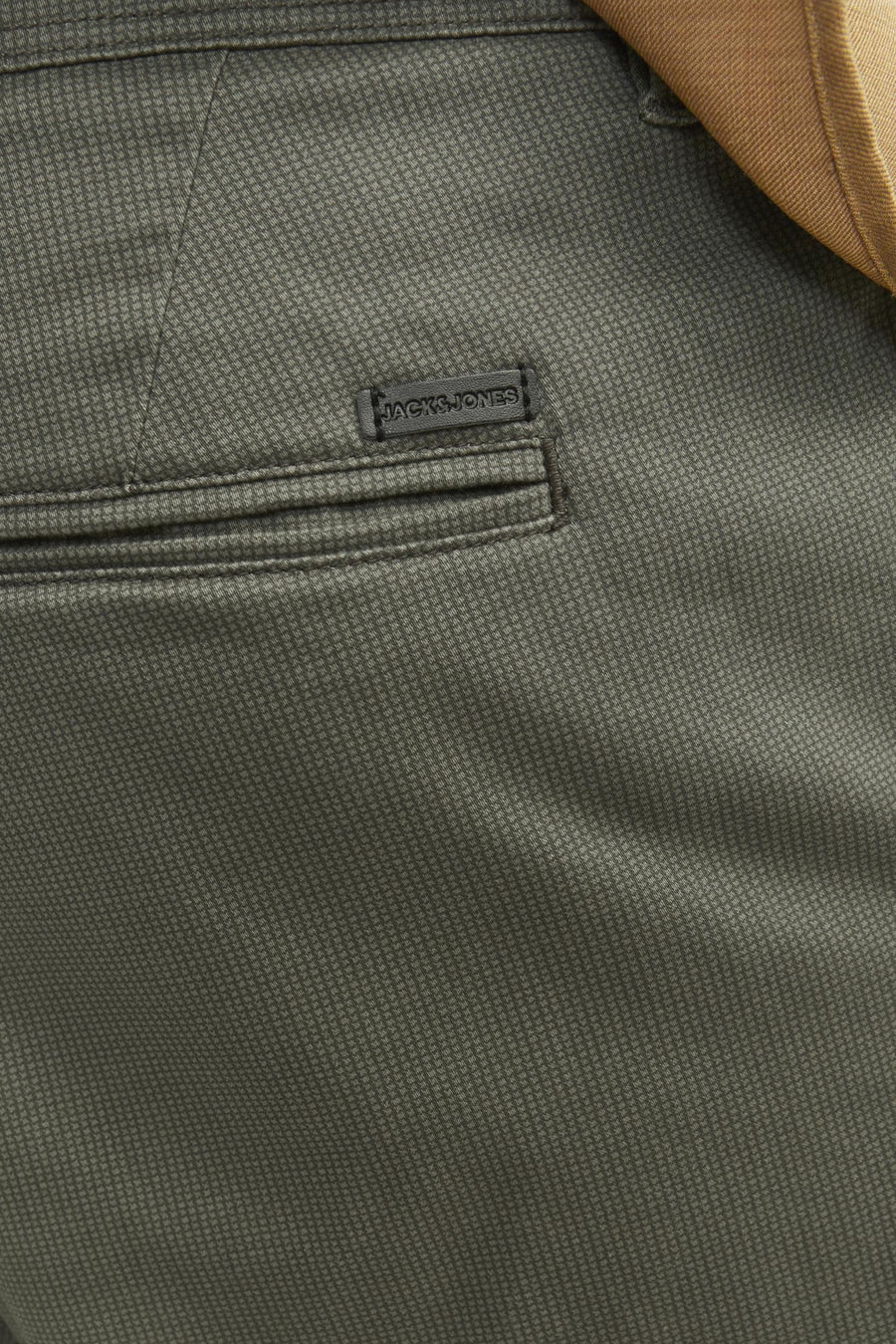 Korte olijfgroene JACK & JONES JEANS INTELLIGENCE met een merklabel op de achterzak.
