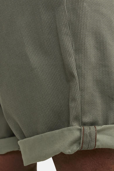 Korte olijfgroene JACK & JONES JEANS INTELLIGENCE met omgeslagen zoom en textuurpatroon.