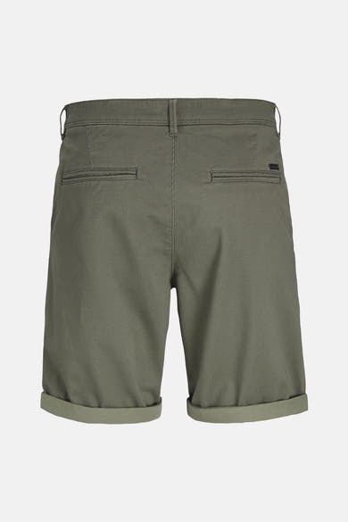 Korte olijfgroene short van JACK & JONES JEANS INTELLIGENCE, met omgeslagen zomen en paspelzakken achter.