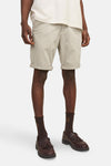 Korte beige JACK & JONES JEANS INTELLIGENCE, met subtiele patronen, gedragen met een gebroken wit T-shirt, bruine sokken en loafers.