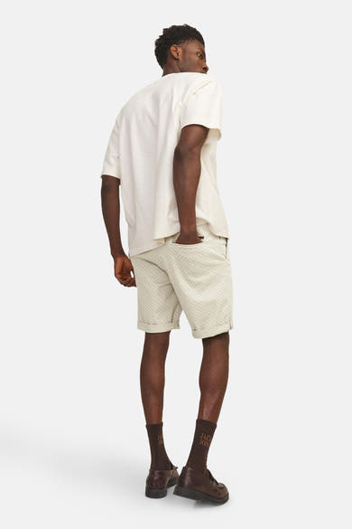 Korte beige short van JACK & JONES JEANS INTELLIGENCE, met stippenpatroon, gedragen met een crèmekleurig T-shirt.