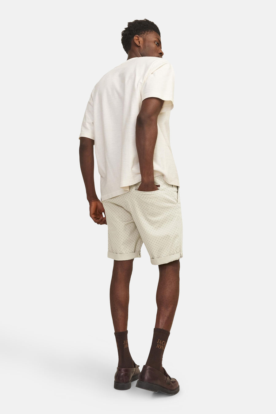 Korte beige short van JACK & JONES JEANS INTELLIGENCE, met stippenpatroon, gedragen met een crèmekleurig T-shirt.