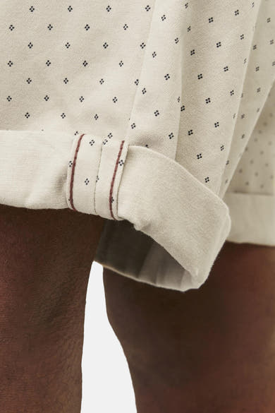Korte beige van JACK & JONES JEANS INTELLIGENCE, met zwart ruitpatroon en rode opgerolde zoom.