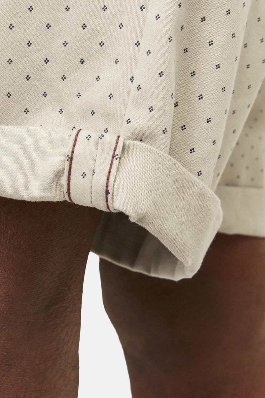 Korte beige van JACK & JONES JEANS INTELLIGENCE, met zwart ruitpatroon en rode opgerolde zoom.