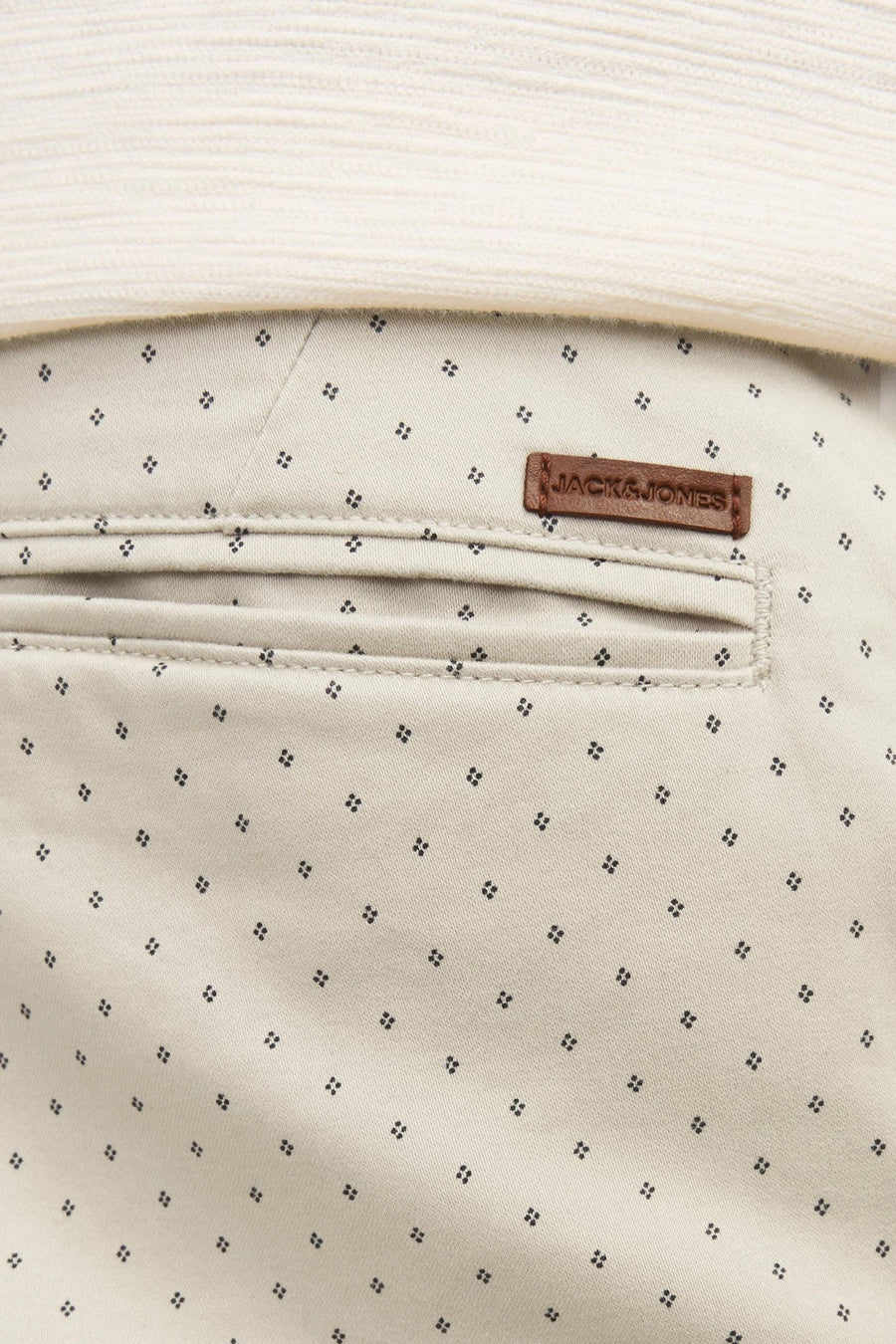 Korte beige short van JACK & JONES JEANS INTELLIGENCE met ruitpatroon, paspelzak en gebroken wit aan de bovenkant.