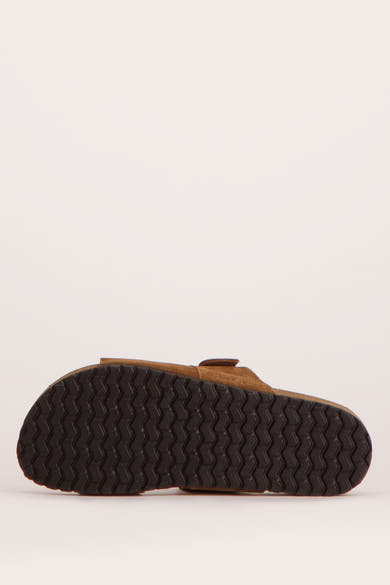 Bruine sandalen ACCESSORIES BY JACK & JONES met chevronpatroon zool, onderaanzicht.