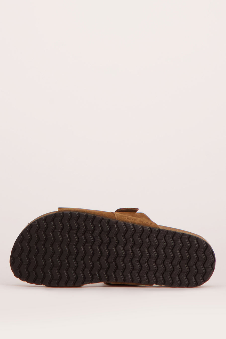 Bruine sandalen ACCESSORIES BY JACK & JONES met chevronpatroon zool, onderaanzicht.