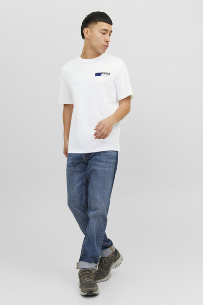 Wit T-shirt van JACK & JONES, met een logo op de borst gedrukt, gedragen met een blauwe jeans en sportschoenen.