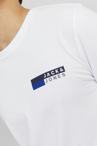 T-shirt blanc à manches courtes de JACK & JONES, orné d'un logo imprimé sur la poitrine.