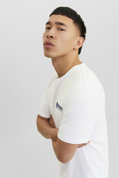 T-shirt blanc de JACK & JONES, avec manches courtes et logo discret.